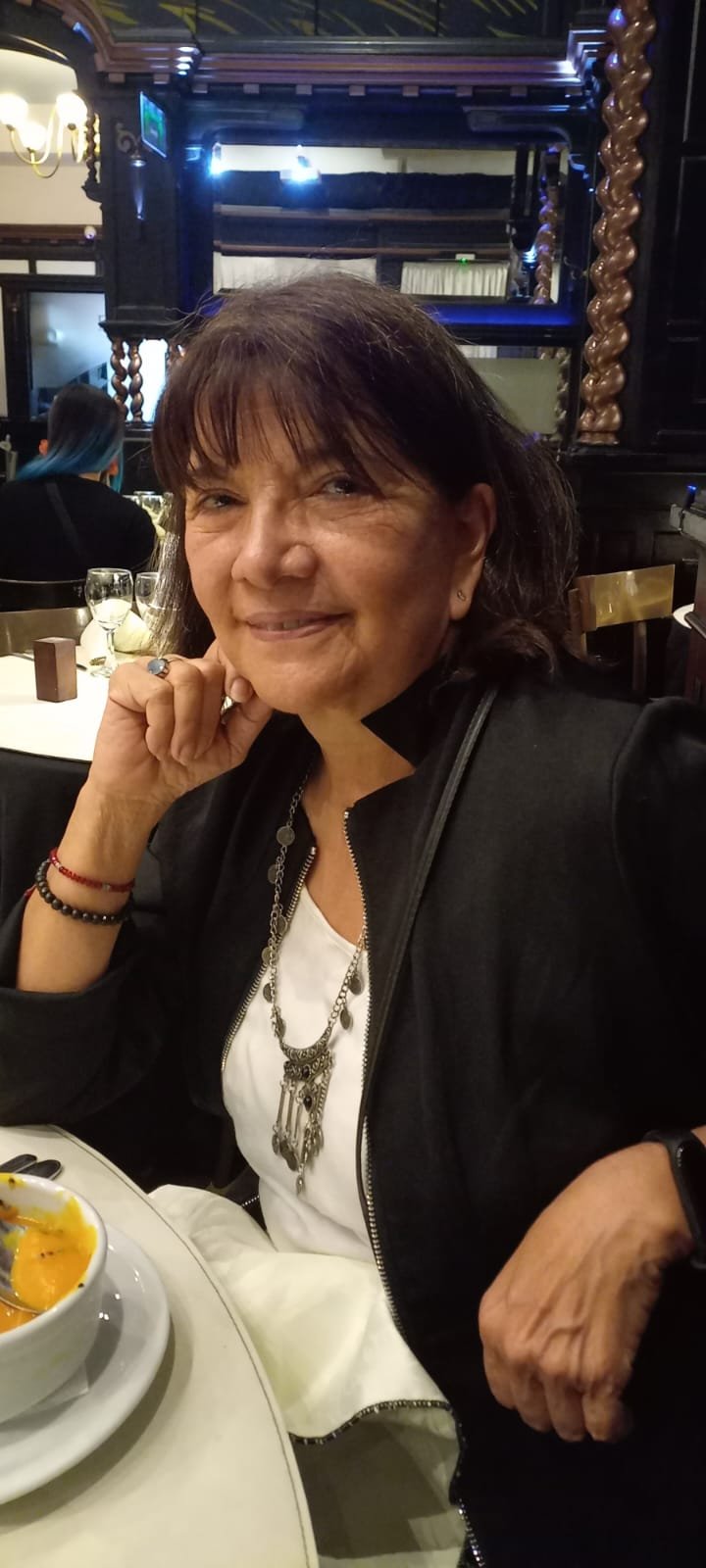 Orietta Romero trabajando un tocado en la mesa de su casa-taller